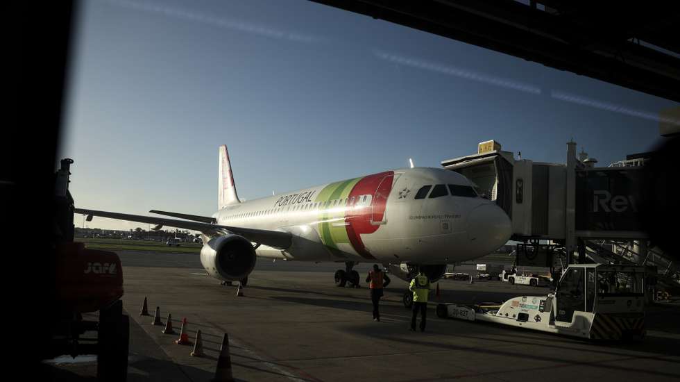 Avião da TAP na pista do Aeroporto Humberto Delgado, em Lisboa, 07 de janeiro de 2026. CARLOS M. ALMEIDA/LUSA