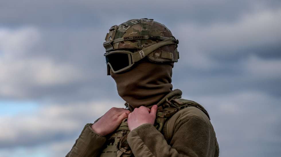 epa12540115 A US Army soldier attends the NATO drone exercise 'Project Flytrap 4.5' near Oldenburg in Holstein, northern Germany, 21 November 2025. The technology demonstration, which runs from 10 to 21 November, tests ready-to-use counter-drone systems designed to accelerate solutions against rapidly evolving unmanned aerial system (UAS) threats for US and NATO forces.  EPA/FILIP SINGER
