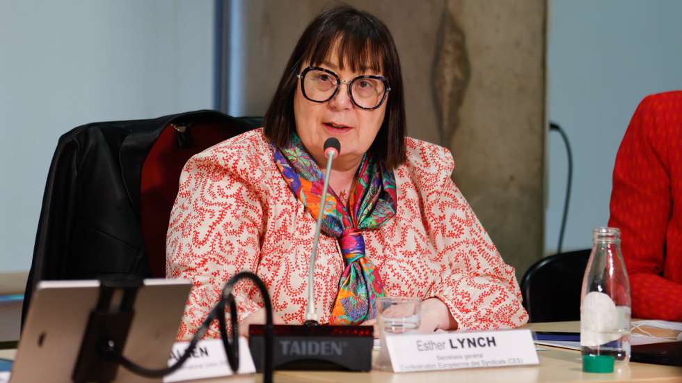 epa12065229 General Secretary of the European Trade Union Confederation (ETUC) Esther Lynch speaks during the CGT international press conference ahead of Labor Day, at the CGT heaquarters in Montreuil, outside of Paris, France, 30 April 2025.  EPA/MOHAMMED BADRA