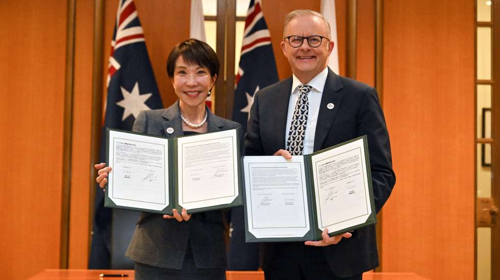 epa12931074 Prime Minister of Japan Sanae Takaichi (L) and Australian Prime Minister Anthony Albanese (R) pose for a photograph after signing a Joint Declaration on Economic Security Cooperation at Parliament in Canberra, Australia, 04 May 2026. Prime Minister of Japan Sanae Takaichi is on a three-day visit to Australia.  EPA/MICK TSIKAS AUSTRALIA AND NEW ZEALAND OUT