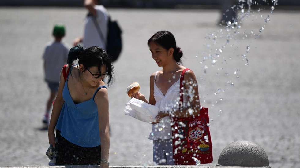 epa13102255 People cool off at a fountain during a hot summer day in Piazza del Popolo in Rome, Italy, 10 July 2026.  EPA/ETTORE FERRARI