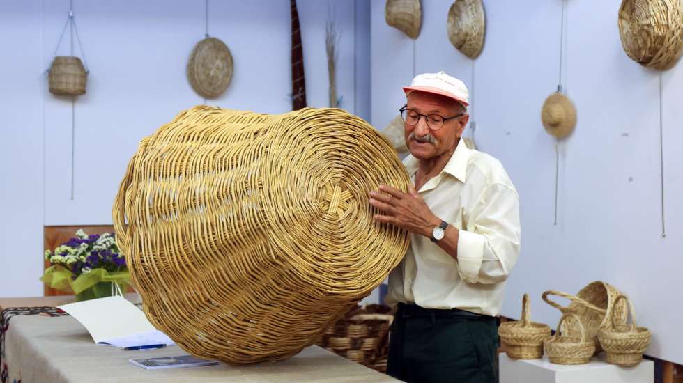 Marcolino Fernandes de 83 anos de idade, assume-se como últimos dos cesteiros da Terra de Miranda, através de uma arte que aprendeu há mais de 50 anos, a qual está espalhada por vários pontos do país de estrangeiro, São Martinho de Angueira, uma aldeia raiana do concelho de Miranda do Douro, 10 de julho de 2026. (ACOMPANHA TEXTO DA LUSA DO DIA 26 JULHO DE 2026). FRANCISCO PINTO/LUSA