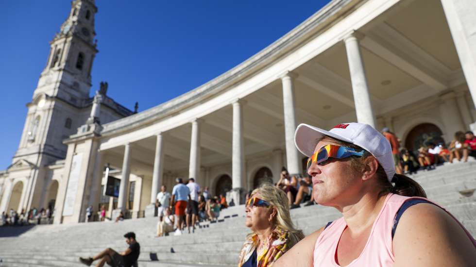 People watch the solar eclipse during the International Anniversary Pilgrimage in Ourem, Portugal, on 12 August 2026. In the district of Bragança, this phenomenon — which has not occurred in Portugal since 1912 — will last for approximately 26 seconds. Elsewhere in the country, the eclipse will be partial, with the percentage of the Sun’s surface obscured varying between 92 per cent and 99 per cent on the mainland and between 74 per cent and 77 per cent in the Azores and Madeira. PAULO CUNHA/LUSA