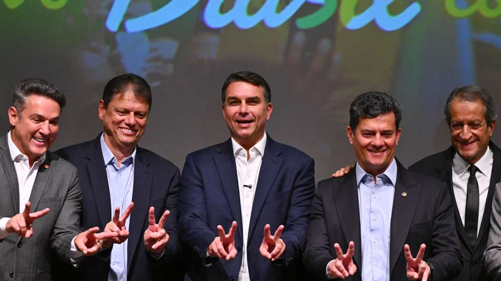 epa13289986 The governors-elect of Rio Grande do Sul Zucco (L), and Sao Paulo Tarcisio de Freitas (2-L), Senator and Brazilian presidential candidate Flavio Bolsonaro (C), the governor-elect of Parana Sergio Moro (2-R), and the president of the Liberal Party Valdemar de Costa Neto pose during their meeting in Brasilia, Brazil, 08 October 2026. Bolsonaro won the first round of general election and will face incumbent President Luiz Inacio Lula da Silva in a presidential runoff scheduled for 25 October.  EPA/ANDRE BORGES