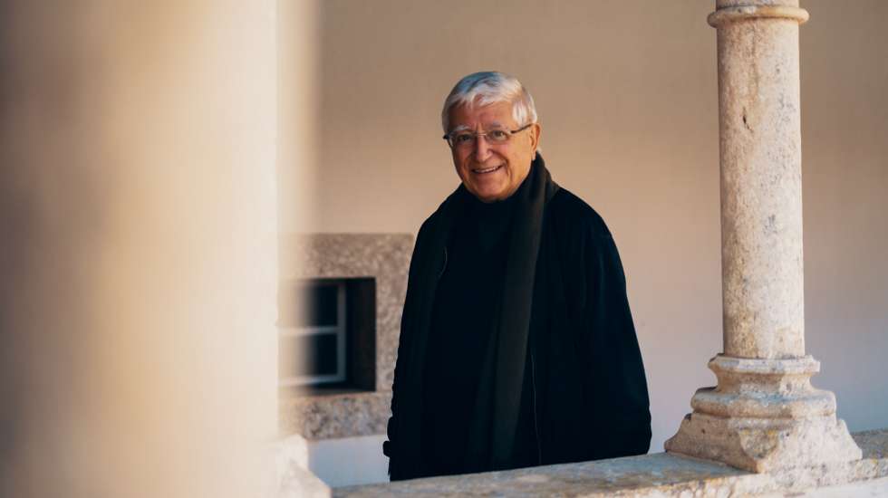 Padre Vítor Melícias será substituído por Maria de Belem Roseira na Mesa da Assembleia Geral.