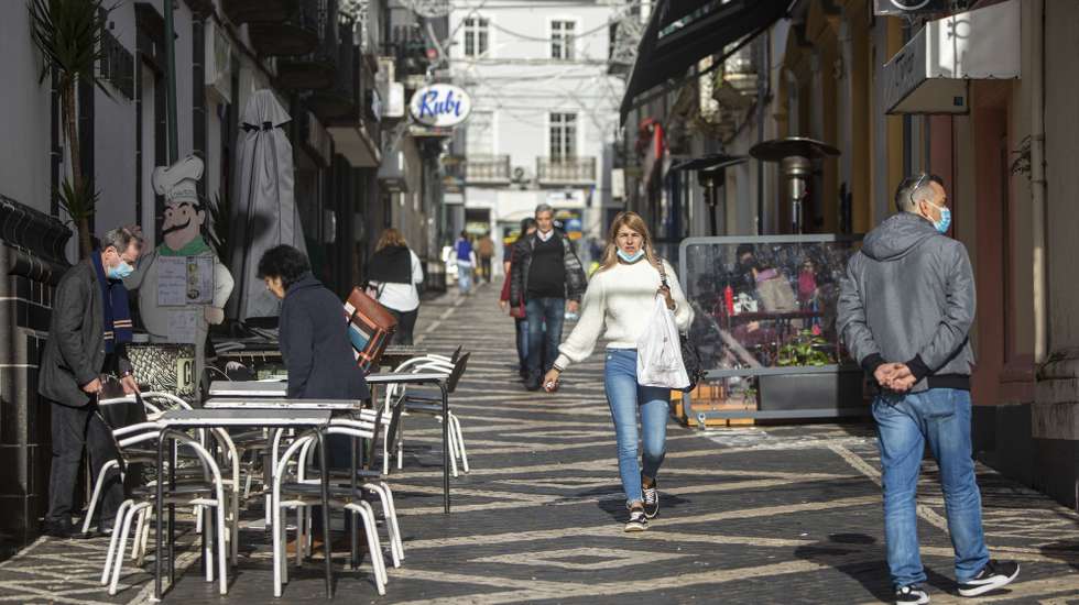A Câmara Municipal de Ponta Delgada decidiu manter em vigor as alterações ao trânsito implementadas durante a quadra festiva no centro histórico. O presidente da autarquia, Pedro Nascimento Cabral (ausente na foto), refere que o objetivo é promover uma “cidade verdadeiramente sustentável do ponto de vista ambiental, social e económico”. em Ponta Delgada, 05 de Janeiro de 2022. EDUARDO COSTA/LUSA