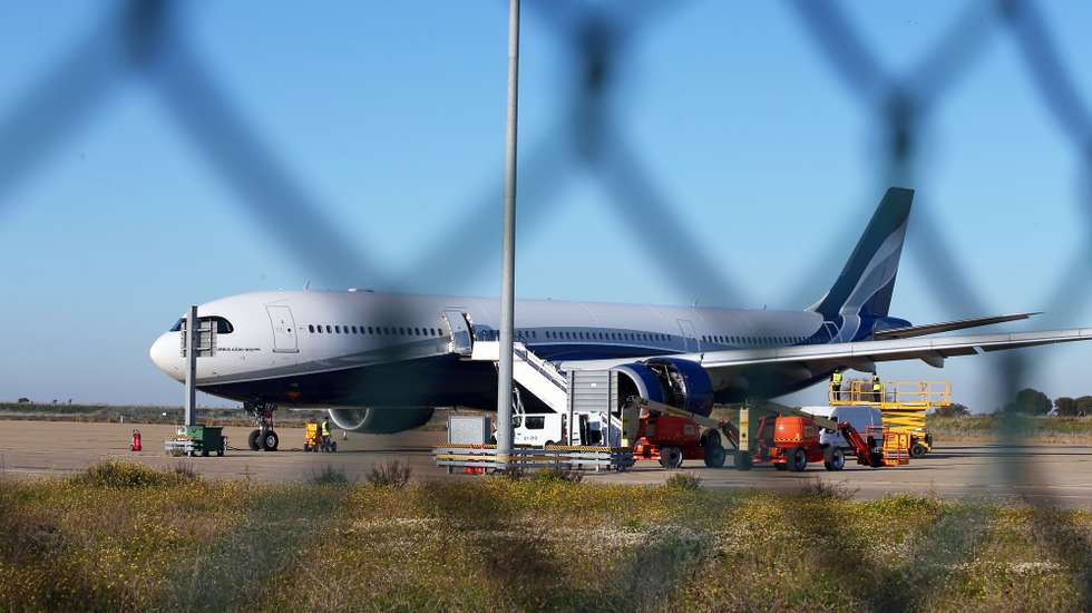 Um avião estacionado no Aeroporto de Beja, 21 de janeiro de 2021. NUNO VEIGA/LUSA