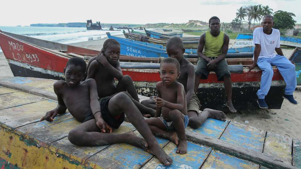 Um enorme cemitério de navios, 45 minutos a norte de Luanda, tornou-se num postal icónico de Angola, procurado por turistas e fotógrafos amadores em busca do melhor ângulo para retratar uma paisagem que tem tanto de fascinante como de decadente, Angola, 14 de maio de 2021. Mas para a comunidade piscatória do Sarrico, que convive com os gigantes tombados e semi-submersos na praia de Santiago, o cenário nada tem de agradável devido ao impacto negativo sobre a pesca. (ACOMPANHA TEXTO DE 23 DE MAIO DE 2021). AMPE ROGÉRIO/LUSA