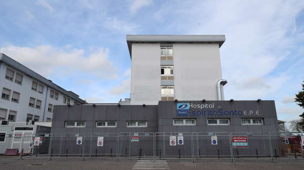 Fachada do edifício principal do Hospital do Espírito Santo De Évora, em Évora, 16 de fevereiro de 2021. NUNO VEIGA/LUSA