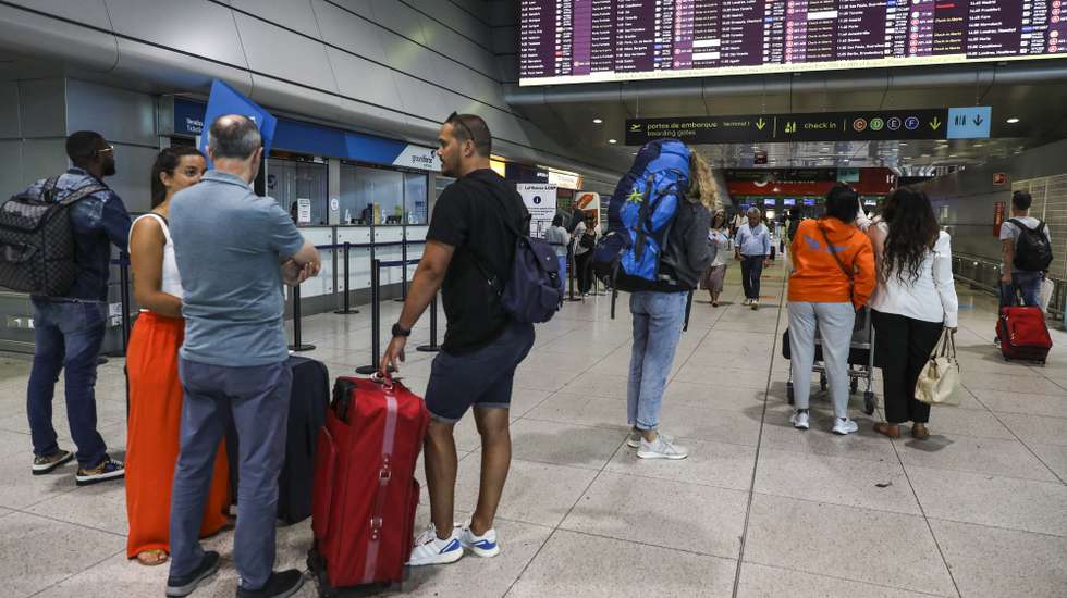 Passageiros no terminal 1 do aeroporto de Lisboa, durante a greve da Portway, desde as 00:00 de hoje e até às 23:59 do dia 28, nos aeroportos de Lisboa, Porto, Faro e Funchal, organizada pelo Sindicato Nacional Dos Trabalhadores Da Aviação Civil (SINTAC), contra a política de recursos humanos assumida ao longo dos últimos anos pela Portway, empresa detida pelo Grupo VINCI, de "confronto e desvalorização dos trabalhadores por via de consecutivos incumprimentos do Acordo de Empresa, confrontação disciplinar, ausência de atualizações salariais, deturpação das avaliações de desempenho que evitam as progressões salariais e má-fé nas negociações", junto ao aeroporto de Lisboa, 26 de agosto de 2022. MIGUEL A. LOPES/LUSA