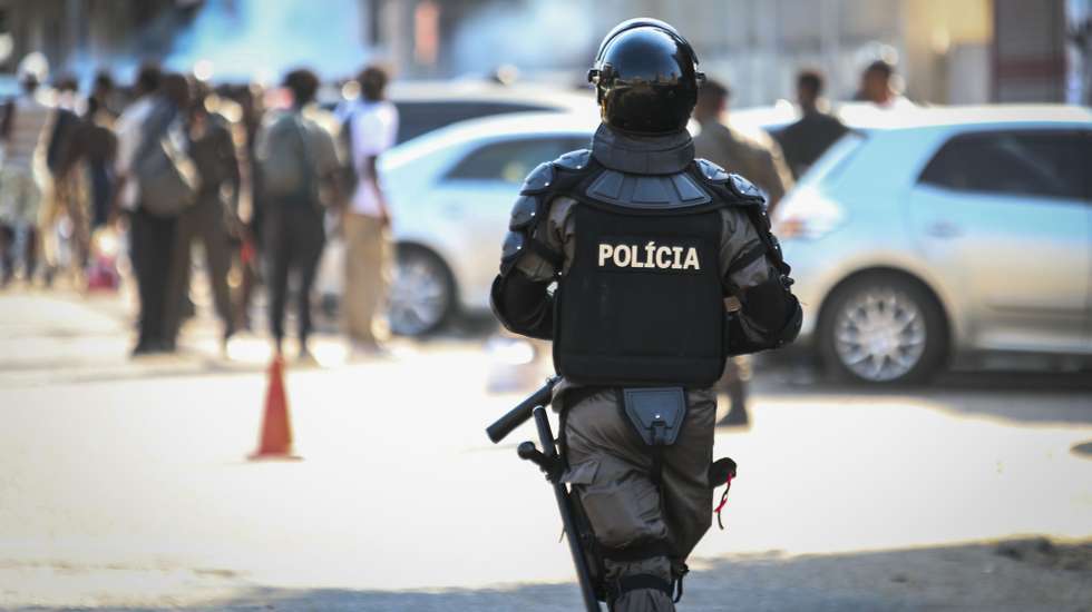 A polícia moçambicana está a dispersar com gás lacrimogéneo uma marcha em Maputo de homenagem ao 'rapper' de intervenção social Azagaia, que morreu há uma semana vítima de doença, Moçambique, 18 de março de 2023. LUIS MIGUEL FONSECA/LUSA