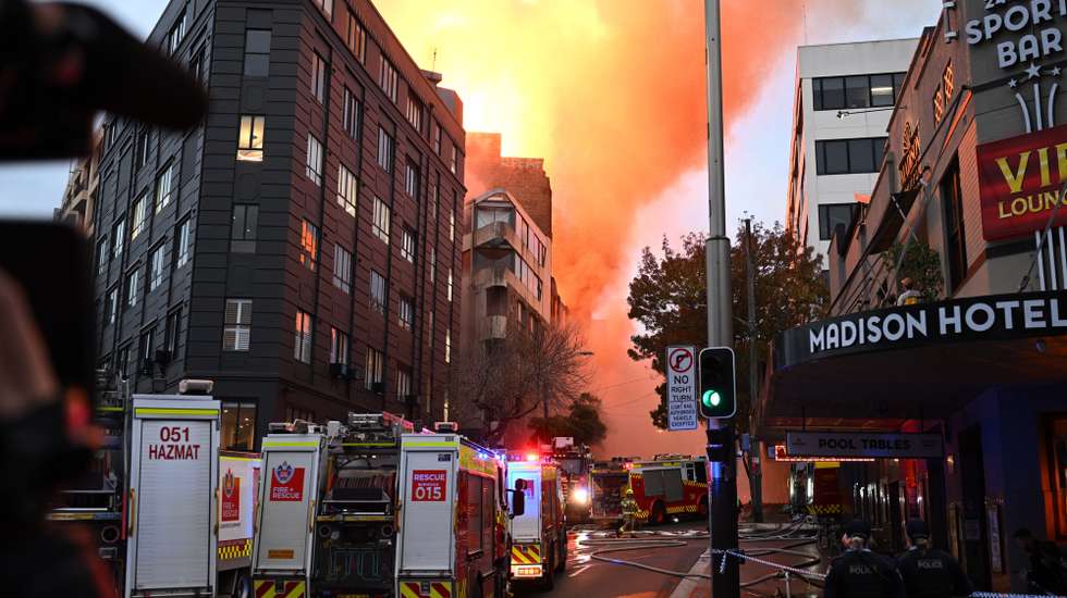 epa10652053 Emergency services work at the scene of a building fire in the Central Business District of Sydney, Australia, 25 May 2023. Fire and Rescue New South Wales said more than 100 firefighters were deployed to the area to battle the fire that erupted in the seven-storey building.  EPA/DEAN LEWINS AUSTRALIA AND NEW ZEALAND OUT