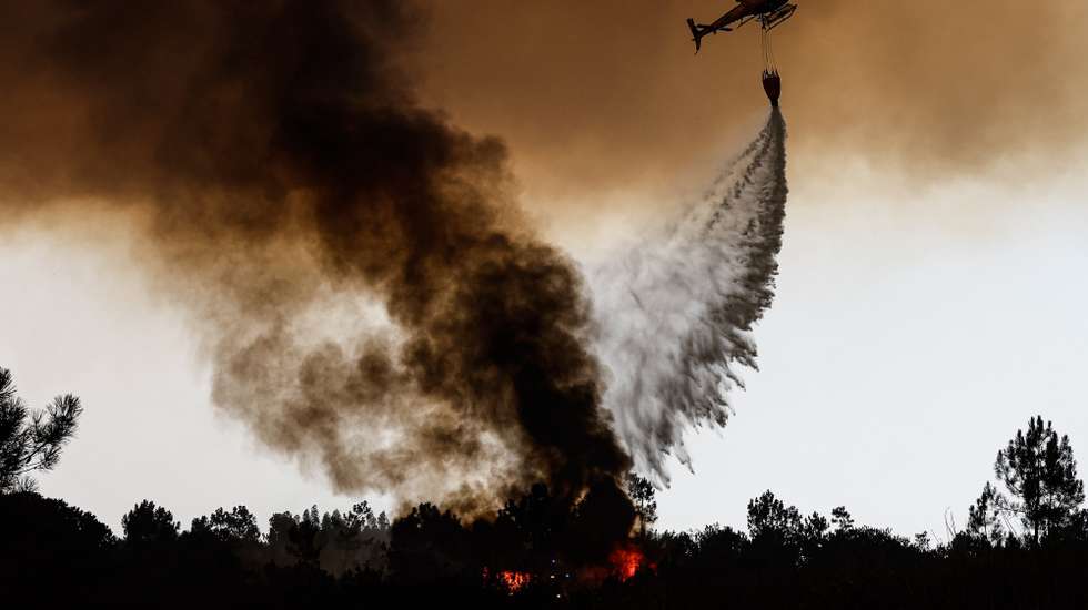 Bombeiros combatem o fogo, na zona de Aljezur, concelho de Odemira. Estão no combate às chamas 633 operacionais, apoiados por 206 viaturas terrestres e 10 meios aéreos. O incêndio, que deflagrou na zona de Baiona, na freguesia de São Teotónio, a meio da tarde de sábado, já obrigou a evacuar quatro locais no concelho de Odemira (Vale dos Alhos, Vale de Água, Choça dos Vales e Relva Grande) e uma unidade de turismo rural, num total de mais de 100 pessoas retiradas, 07 de agosto de 2023. LUÍS FORRA/LUSA