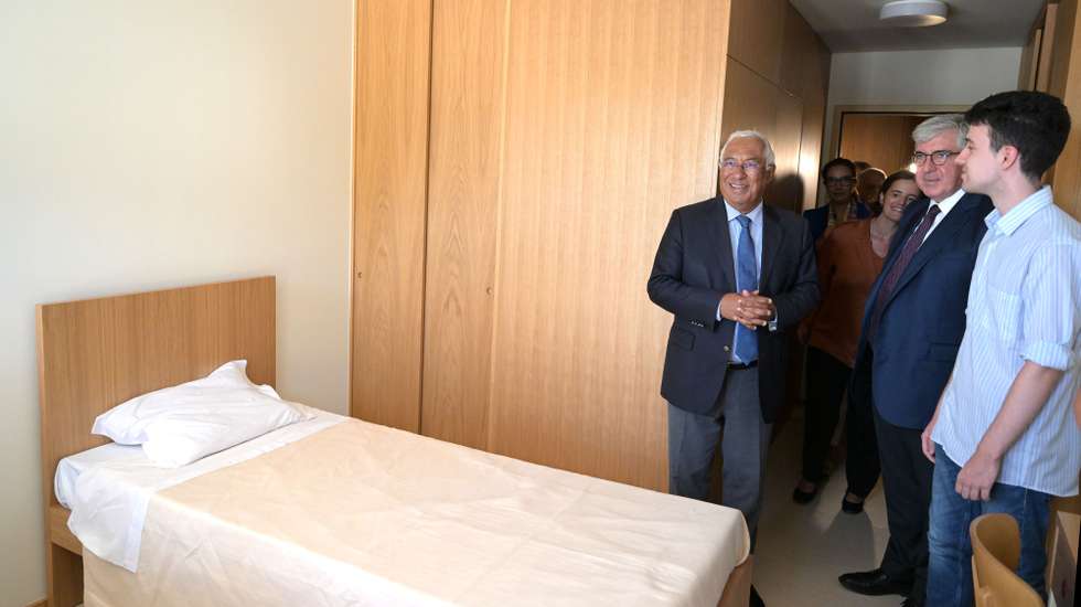 O primieor-ministro, António Costa (E), acompanhado pela ministra do Ensino Superior, Elvira Fortunato (2-E), pelo reitor da Universidade do Porto, António Sousa Pereira (2-D), e pela ministra da Presidência, Mariana Vieira da Silva (C), inaugura a residência universitária Ventura Terra, no Porto, 13 de setembro de 2023. FERNANDO VELUDO/LUSA