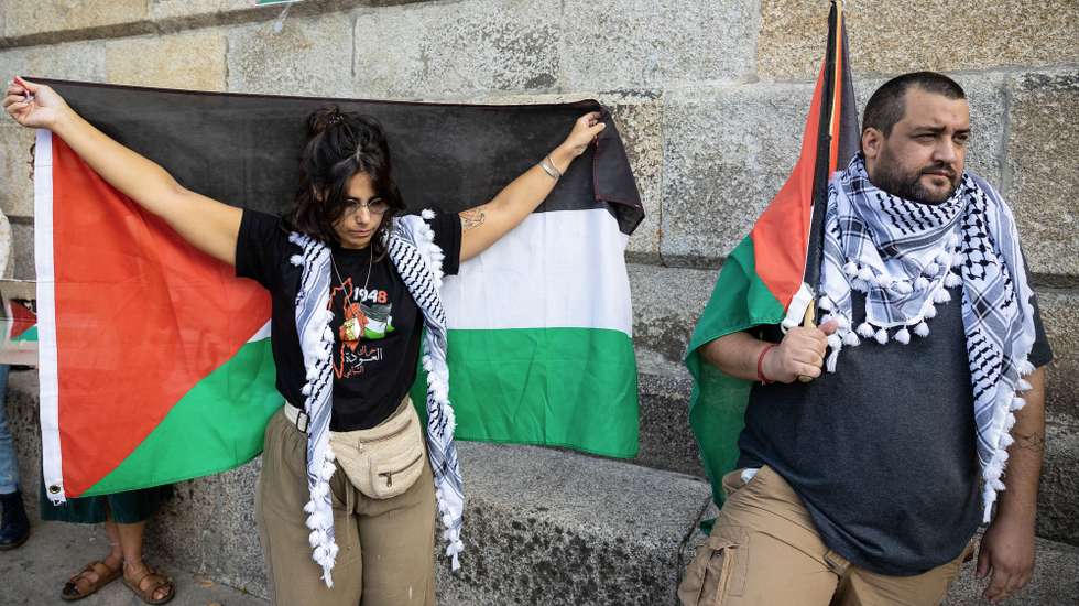 Manifestação pela libertação da Palestina organizada pelo Coletivo pela Libertação da Palestina (CLP), no Porto, 14 de outubro de 2023. JOSÉ COELHO/LUSA
