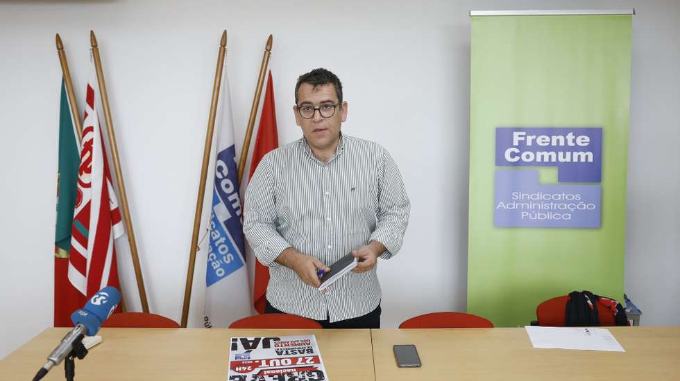 O líder da Frente Comum de sindicatos da Administração Pública, Sebastião Santana, à chegada para uma conferência de imprensa da Frente Comum, de balanço da negociação geral anual e apresentado o desenvolvimento da luta dos trabalhadores da Administração Pública, em Lisboa, 09 de outubro de 2023. ANTÓNIO PEDRO SANTOS/LUSA