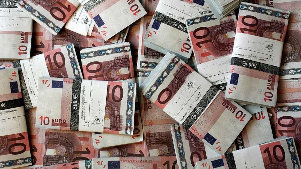 epa01097266 (FILE) A file photograph dated 26 February 2007 shows packaged ten-euro-bills on a desk in Magdeburg, Germany. The German budget recorded a small budgetary surplus over the first half of the year for the first time since reunification, as revenues during the period rose 5.6 per cent compared with the previous year, the statistical office in Wiesbaden recorded 23 August 2007.  EPA/JENS WOLF