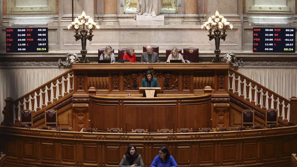 A eleição do presidente da Assembleia da República faz-se por voto secreto e os deputados são chamados, por ordem alfabética, a votar numa urna no centro da sala de sessões