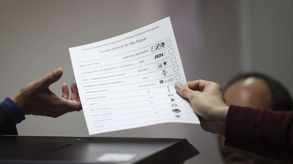 Açorianos exercem o seu direito de voto para as eleições regionais dos Açores em Ponta Delgada, 04 de fevereiro de 2024.Onze forças políticas, incluindo três coligações, disputam hoje os 57 lugares do parlamento açoriano nas legislativas regionais, que decorrem cerca de oito meses antes do previsto. ANDRÉ KOSTERS/LUSA