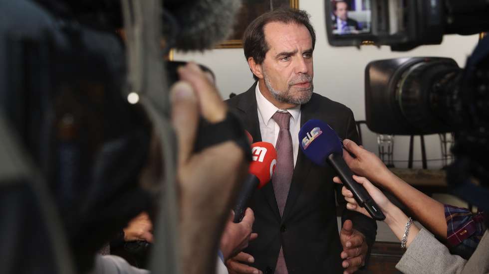 O presidente do Governo Regional da Madeira, Miguel Albuquerque, presta declarações à imprensa no final de um encontro com o representante da República para a Região Autónoma da Madeira, Ireneu Cabral Barreto (ausente da fotografia), no Palácio de São Lourenço, no Funchal, ilha da Madeira, 05 de fevereiro de 2024. HOMEM DE GOUVEIA/LUSA