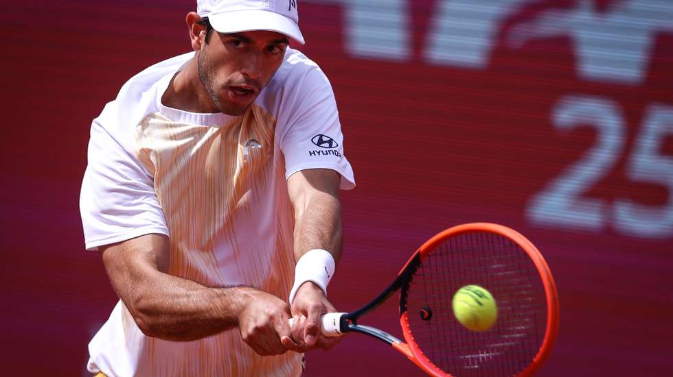 epa11260758 Nuno Borges of Portugal in a action during his quarterfinal match against Cristian Garin of Chile on the fifth day of the Estoril Open tennis tournament, in Cascais, Portugal, 05 April 2024.  EPA/RODRIGO ANTUNES