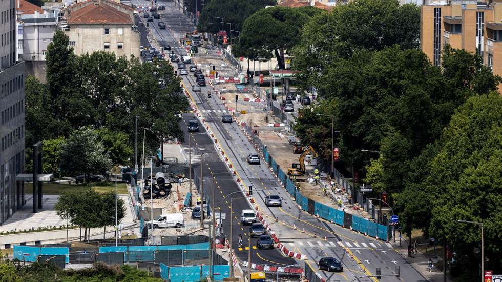 A construção do 'metrobus' do Porto avança na Avenida da Boavista e até já levantou velhos carris do elétrico, num esforço de uniformização daquela 'artéria' da cidade, apesar de não incluir uma ciclovia em toda a sua extensão, Porto, 21 de julho de 2023. O novo serviço da Metro do Porto ligará a Casa da Música à Praça do Império (em 12 minutos) e à Anémona (em 17) em junho de 2024 com recurso a autocarros a hidrogénio, circulando em via dedicada na Avenida da Boavista e em convivência com os automóveis na Avenida Marechal Gomes da Costa. (ACOMPANHA TEXTO DE 22-07-2023) JOSÉ COELHO/LUSA