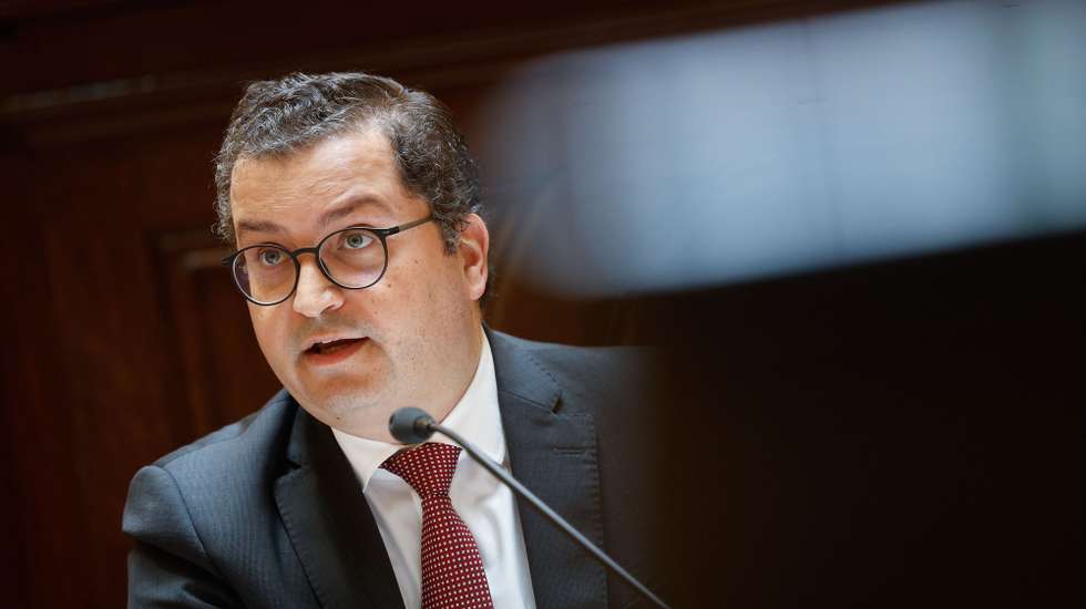 O ministro Joaquim Miranda Sarmento, intervém durante a sua audição na Comissão de Orçamento, Finanças e Administração Pública sobre a cobrança de impostos relativos às barragens, na Assembleia da República, em Lisboa, 26 de junho de 2024. ANTÓNIO PEDRO SANTOS/LUSA