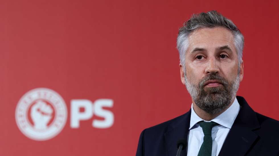 O secretário-geral do Partido Socialista (PS), Pedro Nuno Santos, presta declarações a propósito do Orçamento do Estado para 2025  na sede nacional do Partido Socialista, Lisboa, 17 de outubro de 2024.  ANTÓNIO COTRIM/LUSA