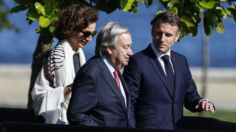 epa11727915 UN Secretary General Antonio Guterres (C) and French President Emmanuel Macron (R) attend the official photo of G20 leaders, after the opening of the G20 Summit of Heads of State, in Rio de Janeiro, Brazil, 18 November 2024. The G20 summit will bring together leaders from 55 nations and organizations on 18 and 19 November at the Museum of Modern Art in Rio de Janeiro.  EPA/ANTONIO LACERDA