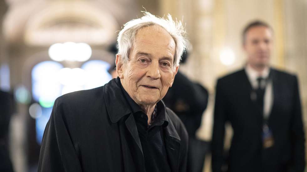 epa07937268 Austrian actor Otto Schenk arrives at the European Cultural Award in Vienna, Austria, 20 October 2019.  EPA/CHRISTIAN BRUNA