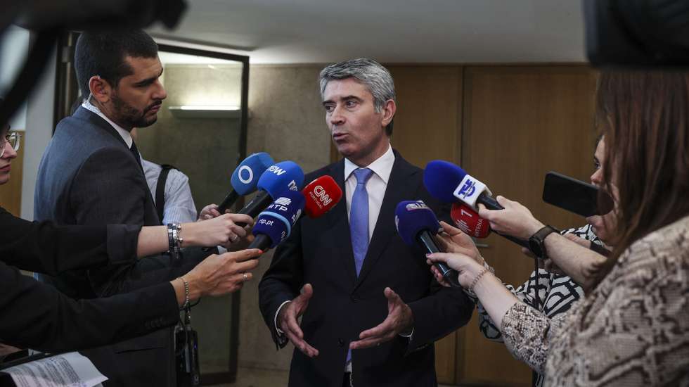 O candidato a secretário-geral do Partido Socialista (PS), José Luís Carneiro, fala à imprensa durante um almoço com fundadores do partido, em Lisboa, 27 de maio de 2025. TIAGO PETINGA/LUSA