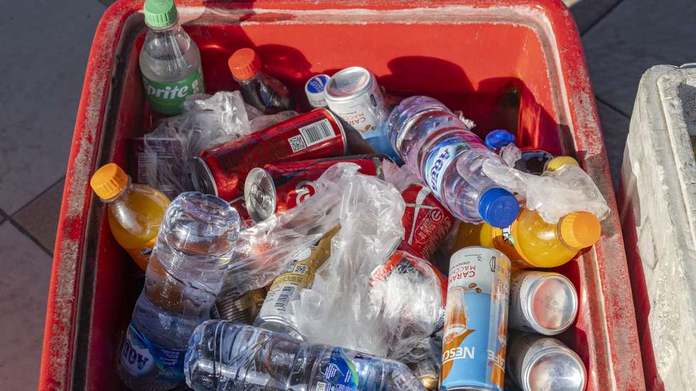 epa12061695 A street vendor sells beverages in plastic packaging at a beach in Bali, Indonesia, 29 March 2025. The Bali Provincial Government has issued a new regulation to address the plastic waste crisis by officially banning the production and distribution of bottled drinking water in plastic packaging with a volume of less than one liter. This ban is not only aimed at large producers but also applies to small and medium-sized businesses that sell small-sized single-use plastic bottled water.  EPA/MADE NAGI
