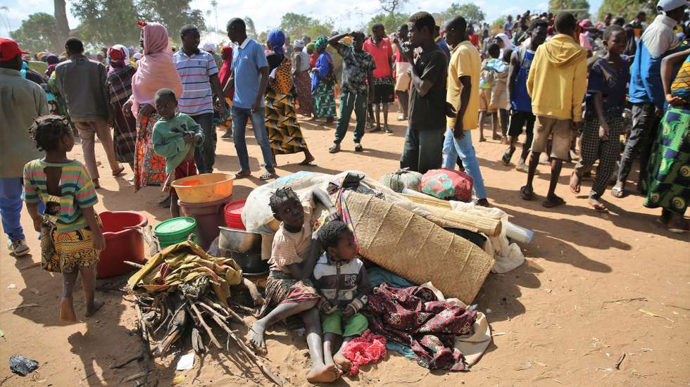 Cerca de 1.900 famílias deslocadas, fugidas de ataques armados em aldeias de Chiúre, estão acomodadas na Escola Primária Completa dos Coqueiros, Cabo Delgado, Moçambique, 29 de julho de 2025. Moçambique tem sofrido, nos últimos tempos, ataques, sobretudo na província de Cabo Delgado, no norte do país, rica em gás e que enfrenta desde 2017 uma rebelião armada, que já provocou milhares de mortos e uma crise humanitária, com mais de um milhão de pessoas deslocadas. (ACOMPANHA TEXTO)  LUÍSA NHANTUMBO/LUSA