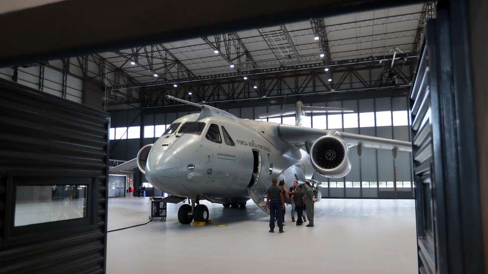 A primeira aeronave nacional KC-390 da Força Aérea, que será hoje apresentada na Base Aérea N.º 11 com a presença do primeiro-ministro, António Costa, e da ministra da Defesa Nacional, Helena Carreiras. Beja, 19 de outubro de 2022. NUNO VEIGA/LUSA