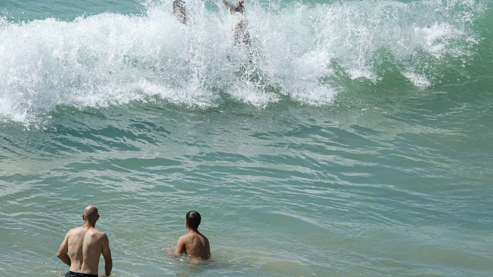 Turistas procuram as praias do Algarve para fugir à onda de calor que se faz sentir em Portugal, Albufeira, 22 de agosto de 2023. Por causa do tempo quente, o IPMA colocou os distritos de Vila Real, Bragança, Viseu, Guarda, Coimbra, Castelo Branco e Santarém sob aviso vermelho entre as 00:00 de hoje e as 10:00 de quinta-feira. LUÍS FORRA/LUSA