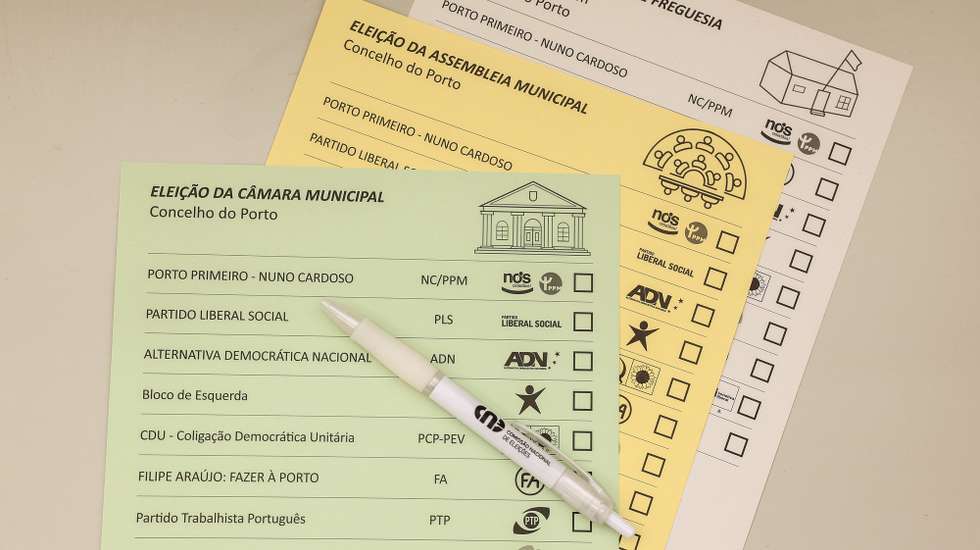 Boletins de voto para a freguesia do Bonfim no Porto, Câmara Municipal do Porto e Assembleia Municipal do Porto. Decorrem este domingo as eleições autárquicas em Portugal onde mais de 9,3 milhões de eleitores podem votar. Os eleitores vão escolher os órgãos dirigentes das 308 Câmaras Municipais, 308 Assembleias Municipais e 3.221 Assembleias de Freguesia, pelo que há três boletins de voto, 12 de outubro de 2025. JOSÉ COELHO / LUSA