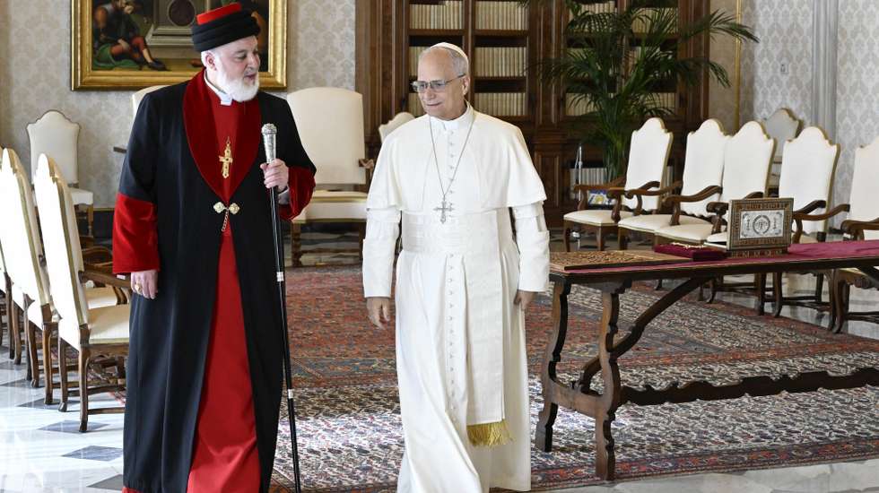 epa12485810 A handout picture provided by the Vatican Media shows Pope Leo XIV (R) during a private audience with Mar Awa III, Catholicos-Patriarch of the Assyrian Church of the East, in the Vatican City, 27 October 2025.  EPA/VATICAN MEDIA HANDOUT HANDOUT EDITORIAL USE ONLY/NO SALES