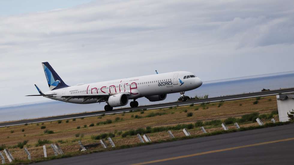 Aeronave Airbus A321LR da SATA Azores Airlines após descolar do aeroporto de Ponta Delgada, 03 de agosto de 2025. NUNO VEIGA/LUSA