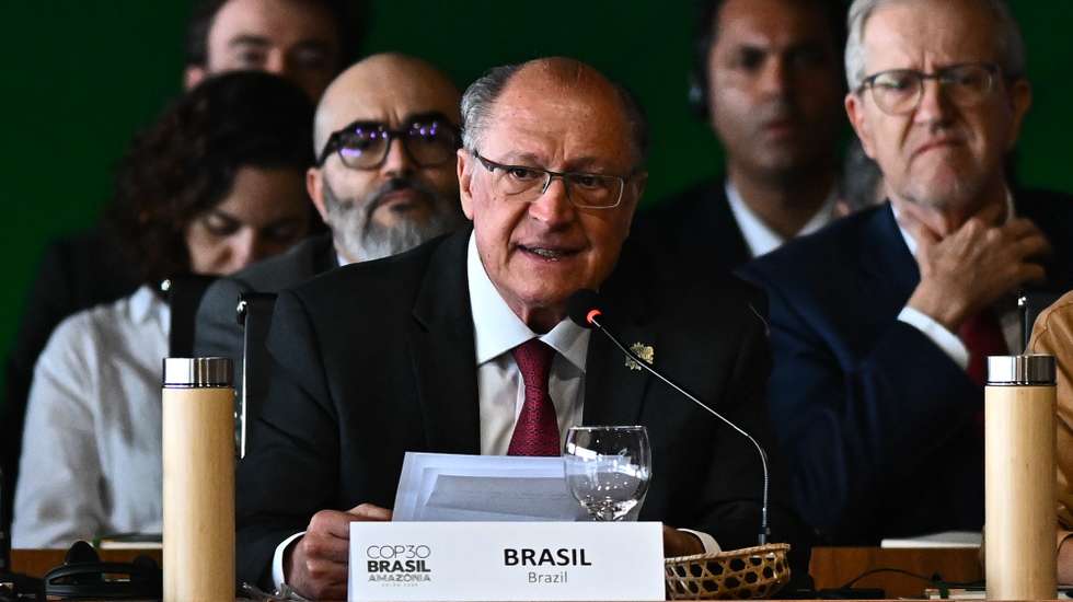 epa12451218 Brazilian Vice-President Geraldo Alckmin (C) speaks during the opening session of the PRE-COP30 meeting at the International Convention Center in Brasilia, Brazil, 13 October 2025. during the meeting, the Brazilian presidency of COP30 urged the world to take concrete action against global warming.  EPA/ANDRE BORGES