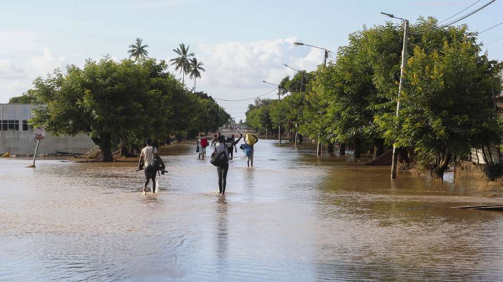Ruas e estradas da cidade de Xai-Xai, no sul de Moçambique, inundadas e quase desertas na sequência de cheias registadas no país, em Gaza, Moçambique, 30 de janeiro de 2026. Na cidade de Xai-Xai os carros deixaram as ruas, ocupadas por água e barcos a remos, como o puxado pelos gémeos Bila, garantindo o transporte entre cheias há muito não vistas no sul de Moçambique. (ACOMPANHA TEXTO DE 31 DE JANEIRO DE 2026). LUÍSA NHANTUMBO/LUSA