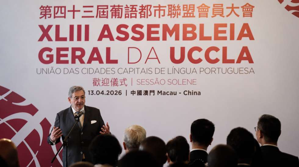 O Secretário-Geral da UCCLA (União das Cidades Capitais de Língua Portuguesa), Luís Álvaro Campos Ferreira (E), discursa durante a cerimónia de descerramento do busto do poeta Luís de Camões na sessão solene da XLIII Assembleia Geral da UCCLA, no salão nobre do IAM em Macau, China, 13 de abril de 2026. GONÇALO LOBO PINHEIRO/LUSA