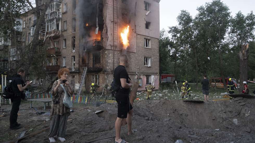 epa13079890 Residents gather at the site of a Russian missile strike on a residential area in Kyiv, Ukraine, 02 July 2026, amid the Russian invasion. According to the State Emergency Service of Ukraine, at least 17 people were killed and more than 90 injured after a massive overnight Russian attack on Kyiv. The Ukrainian Air Force said Russia launched about 500 drones and more than 70 missiles of different types in the attack, with Kyiv the main direction of the assault.  EPA/TOMMASO FUMAGALLI