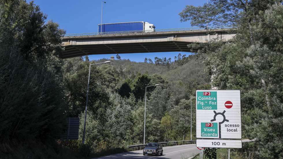 Viaturas circulam no IP3 entre Coimbra e Viseu, que vai sofrer uma intervenção agora programada a decorrer até 2027, com o início das obras em 2024 no troço entre Santa Comba Dão e Viseu, para diminuir o número de acidentes e vítimas, Coimbra, 4 de outubro de 2023. (ACOMPANHA TEXTO DE 14 DE OUTUBRO 2023) PAULO NOVAIS/LUSA