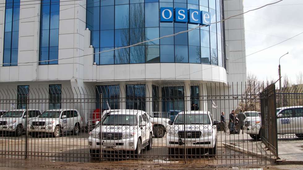 epa05925032 OSCE cars parked near of the Organization for Security and Co-operation in Europe (OSCE) Special Monitoring Mission office on the pro-Russian rebels controlled territory in Luhansk, Ukraine, 24 April 2017. One US man was killed and two observers from Germany and Czech Republic were injured in result explosion of OSCE car on an anti-tank mine near the small village of Pryshyb, Luhansk area, which is controlled by pro-Russian rebels as Alexander Hug, Deputy Chief Monitor of the Organization for Security and Co-operation in Europe (OSCE) Special Monitoring Mission to Ukraine, told during his press conference in Kiev, 23 April 2017.  EPA/ALEXANDER ERMOCHENKO