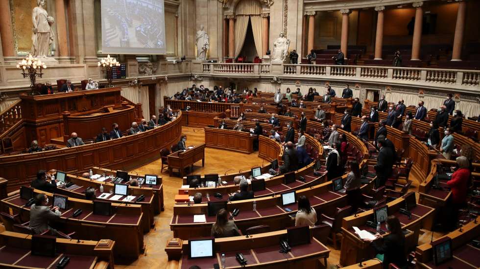Deputados do Partido Socialista (PS) votam a favor do Orçamento do Estado 2021 (OE2021), na Assembleia da República, em Lisboa, 26 de novembro de 2020. O parlamento aprovou hoje a proposta bloquista de alteração ao Orçamento do Estado que anula a transferência de 476 milhões de euros do Fundo da Resolução destinada ao Novo Banco, com votos favoráveis do PSD, BE, PCP e PAN. MANUEL DE ALMEIDA/LUSA