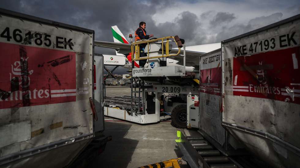 Um operador da Groundforce onde a operação da empresa de ‘handling’ Groundforce inclui números como cinco minutos e 400 toneladas, mas também o objetivo de chegar ao fim de 2019 com 3.600 colaboradores, aeroporto Humberto Delgado, em Lisboa, 22 de janeiro de 2018. Para que os aviões estejam no ar, a Groundforce faz toda a assistência em terra, excetuando o fornecimento de comida e de combustível, como resume o presidente executivo da empresa, Paulo Neto Leite, numa visita guiada aos ‘bastidores’ do Aeroporto Humberto Delgado, em Lisboa. MÁRIO CRUZ/LUSA