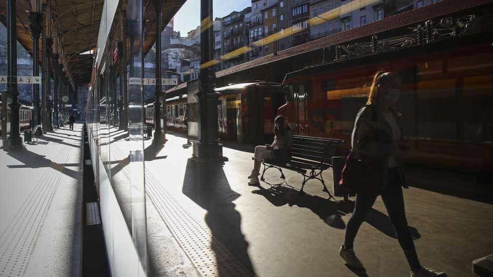 Estação de São Bento no Porto em mais um dia de greve nacional da CP – Comboios de Portugal, 25  de junho de 2021. Convocada pelo Sindicato Nacional dos Trabalhadores do Setor Ferroviário (SNTSF) e pela Federação dos Sindicatos dos Transportes e Comunicações (Fectrans), pelo aumento geral dos salários.JOSÉ COELHO/LUSA