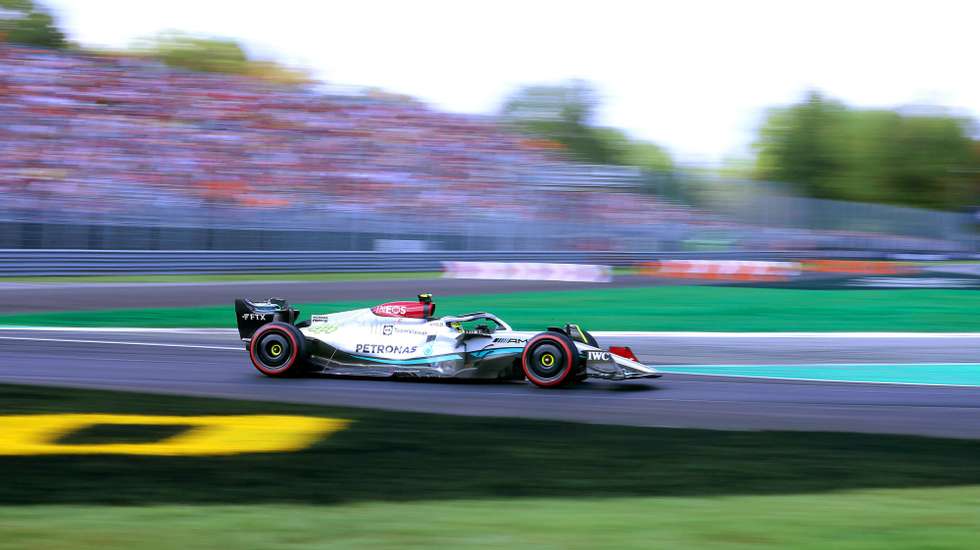 epa10173490 British Formula One driver Lewis Hamilton of Mercedes-AMG Petronas in action during the first practice session of the Formula One Grand Prix of Italy at the Autodromo Nazionale Monza race track in Monza, Italy, 09 September 2022. The Formula One Grand Prix of Italy will take place on 11 September 2022.  EPA/MATTEO BAZZI