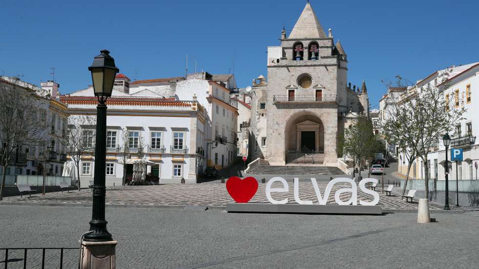 Vista da Praça da República em Elvas deserta a meio do dia, devido à obrigação de permanência em casa decretada pelo governo para tentar travar a pandemia da covid-19, Elvas, 26 de março de 2020. NUNO VEIGA/LUSA