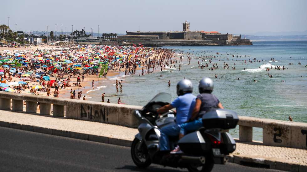 Populares frequentam a praia de Carcavelos, em Cascais, 10 de junho de 2021. Devido às altas temperaturas, a afluência foi muito alta nas praias da Linha do Estoril. JOSE SENA GOULAO/LUSA